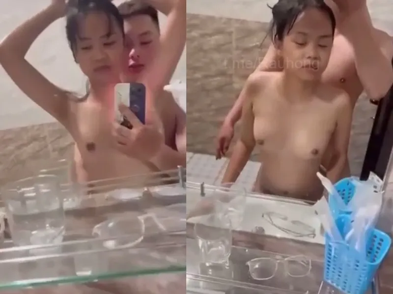 Dáng mảnh em cùng any nện trước gương quay kỉ niệm